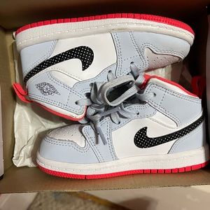 Size 8c Jordan 1s in like new condition